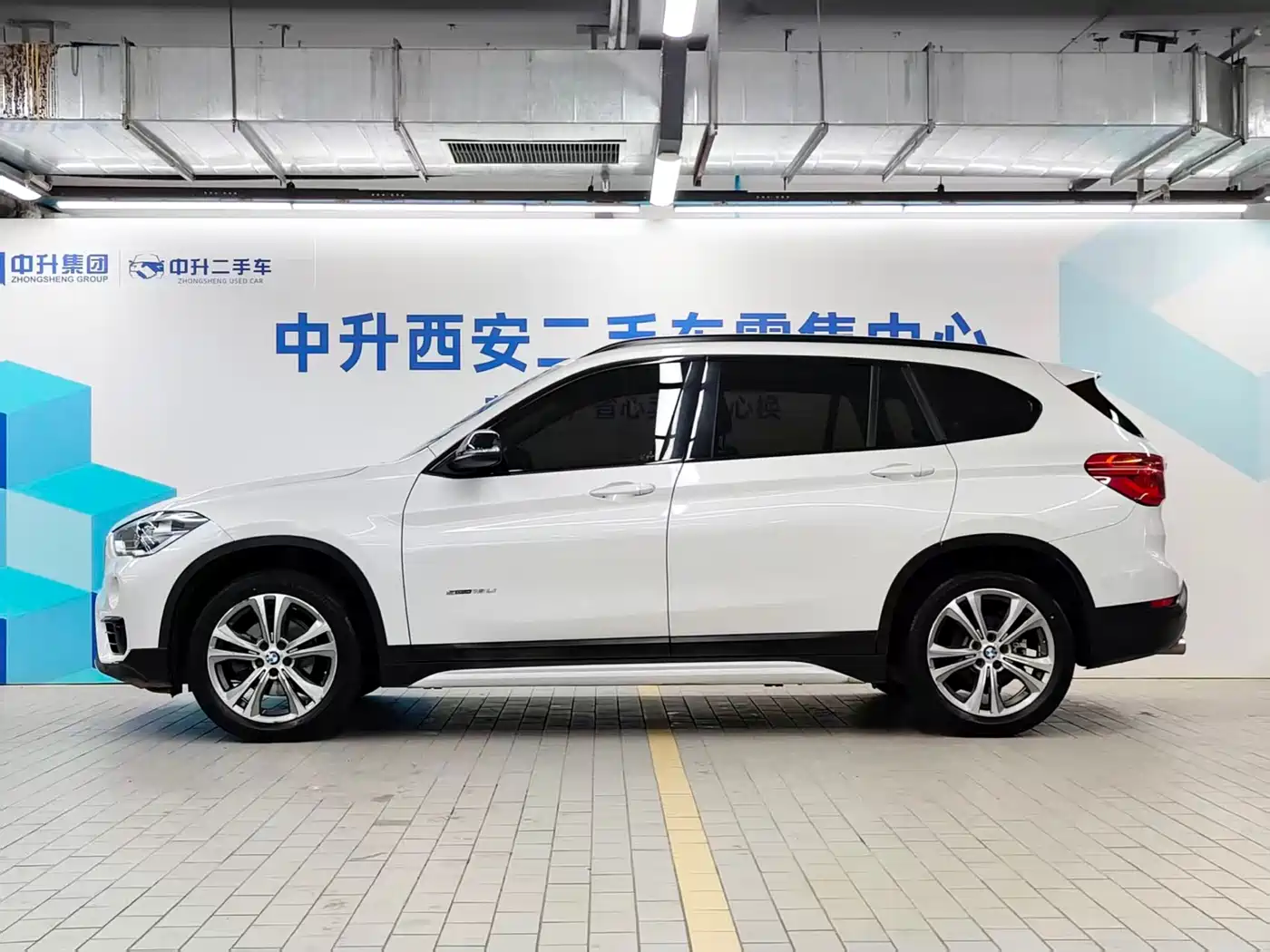 BMW X1 2018 sDrive18Li Premium Model фото 3