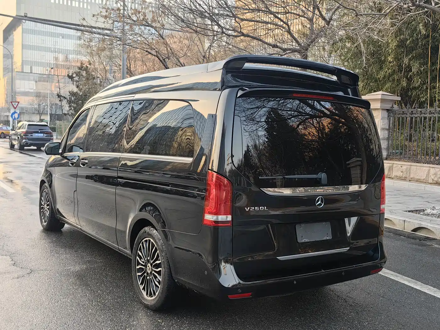 Mercedes-Benz V-Class 2018 V 260 L Premium Long Wheelbase Edition China VI фото 3