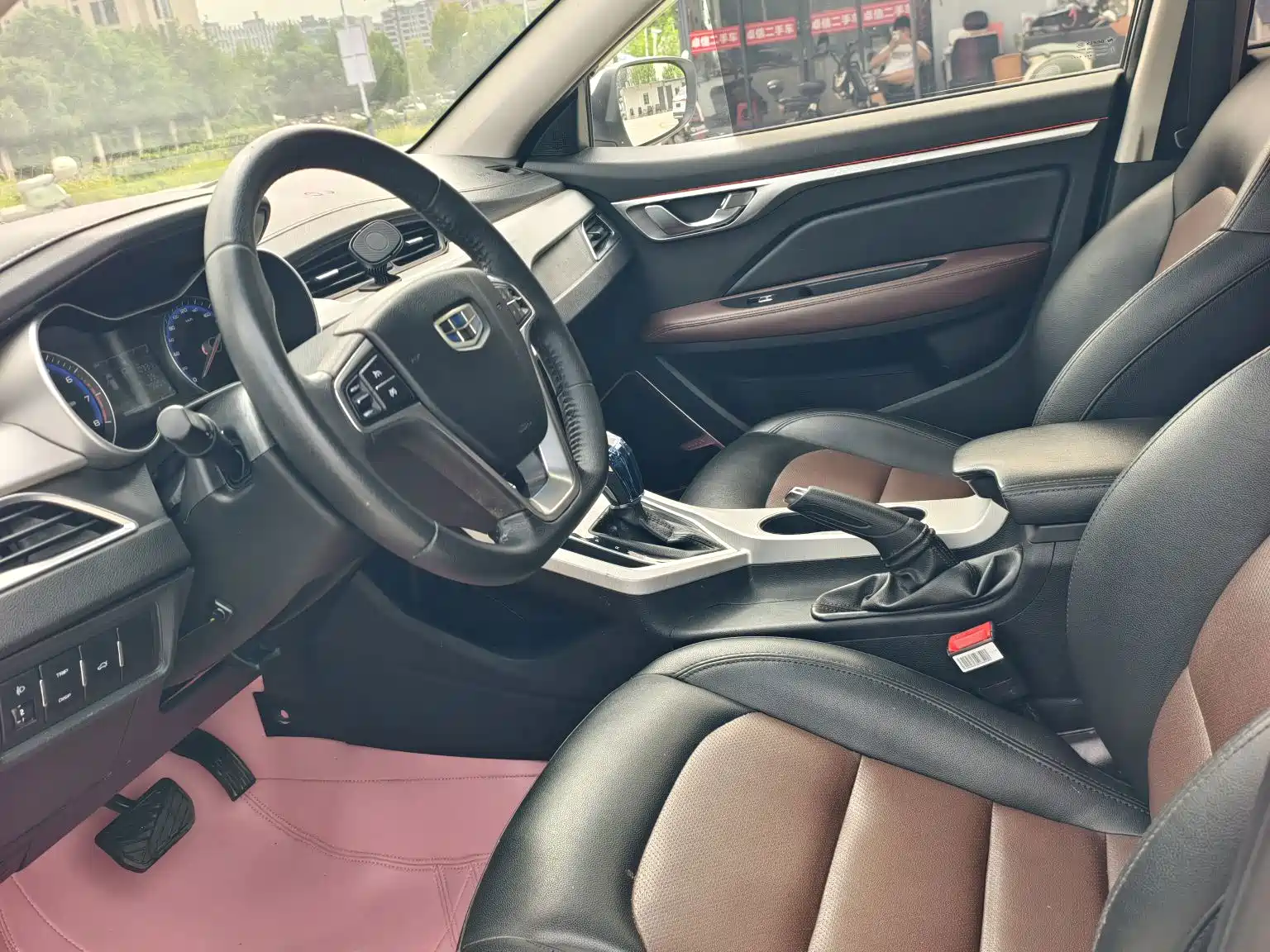 Фото 14 - Geely Vision