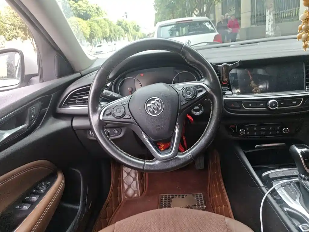 Photo 11 - Buick Regal