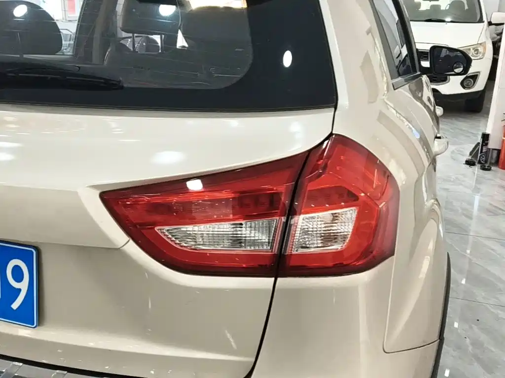 Фото 8 - Geely Vision X3