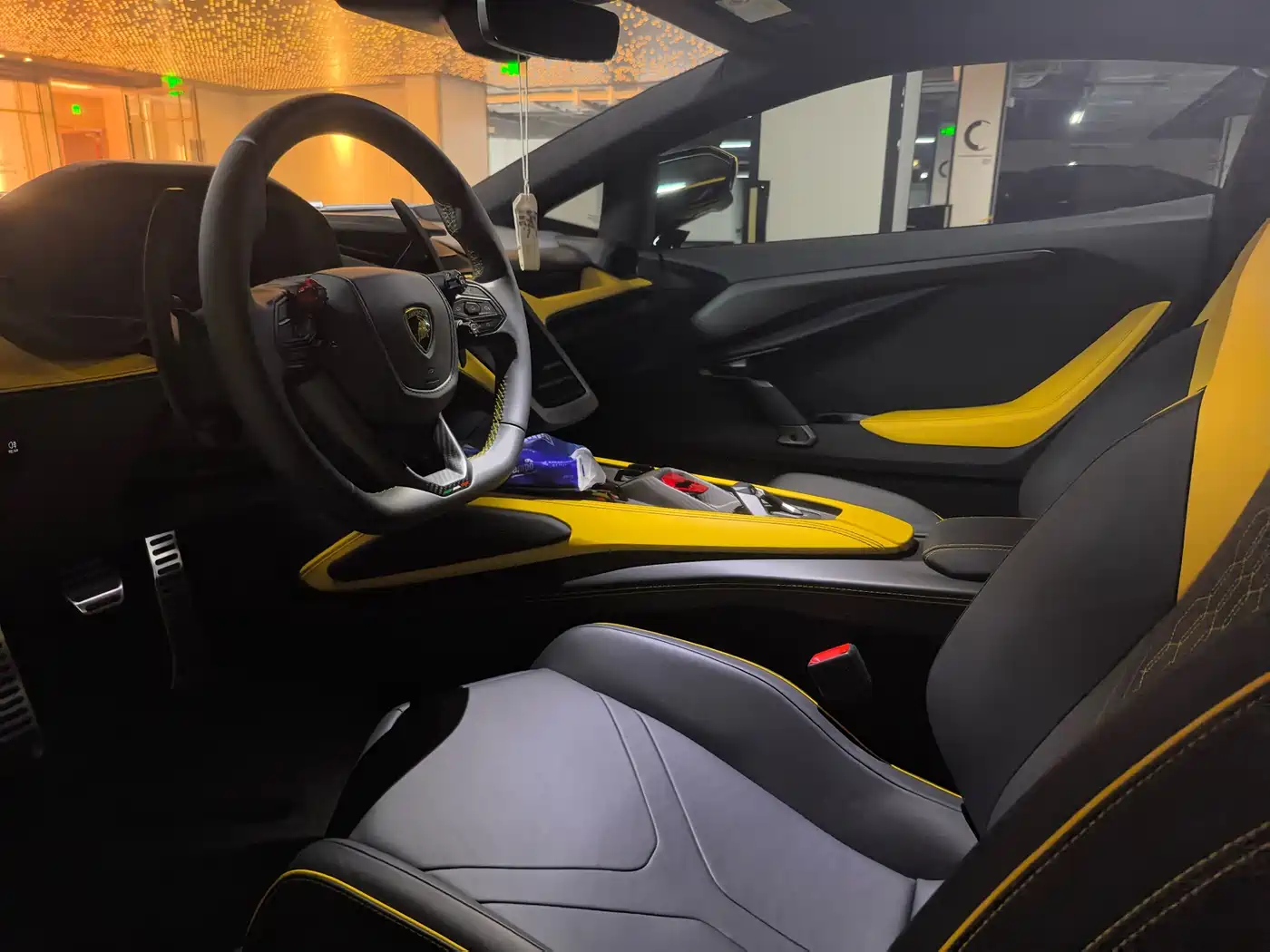 LAMBORGHINI REVUELTO