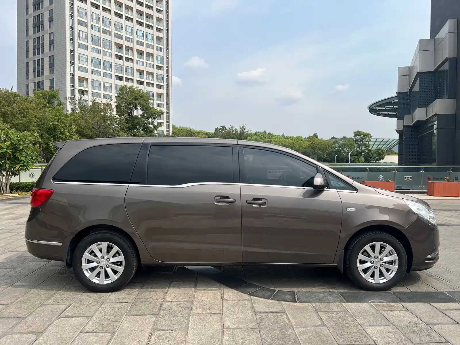 Photo 9 - Buick GL8