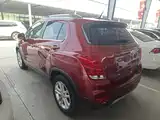 Photo 5 - Chevrolet Trax