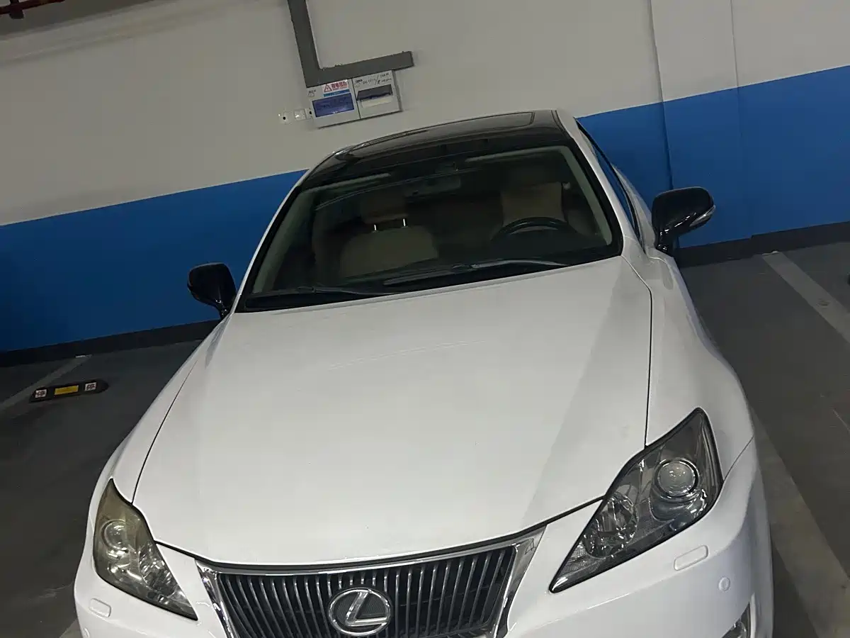 Photo 2 - Lexus IS