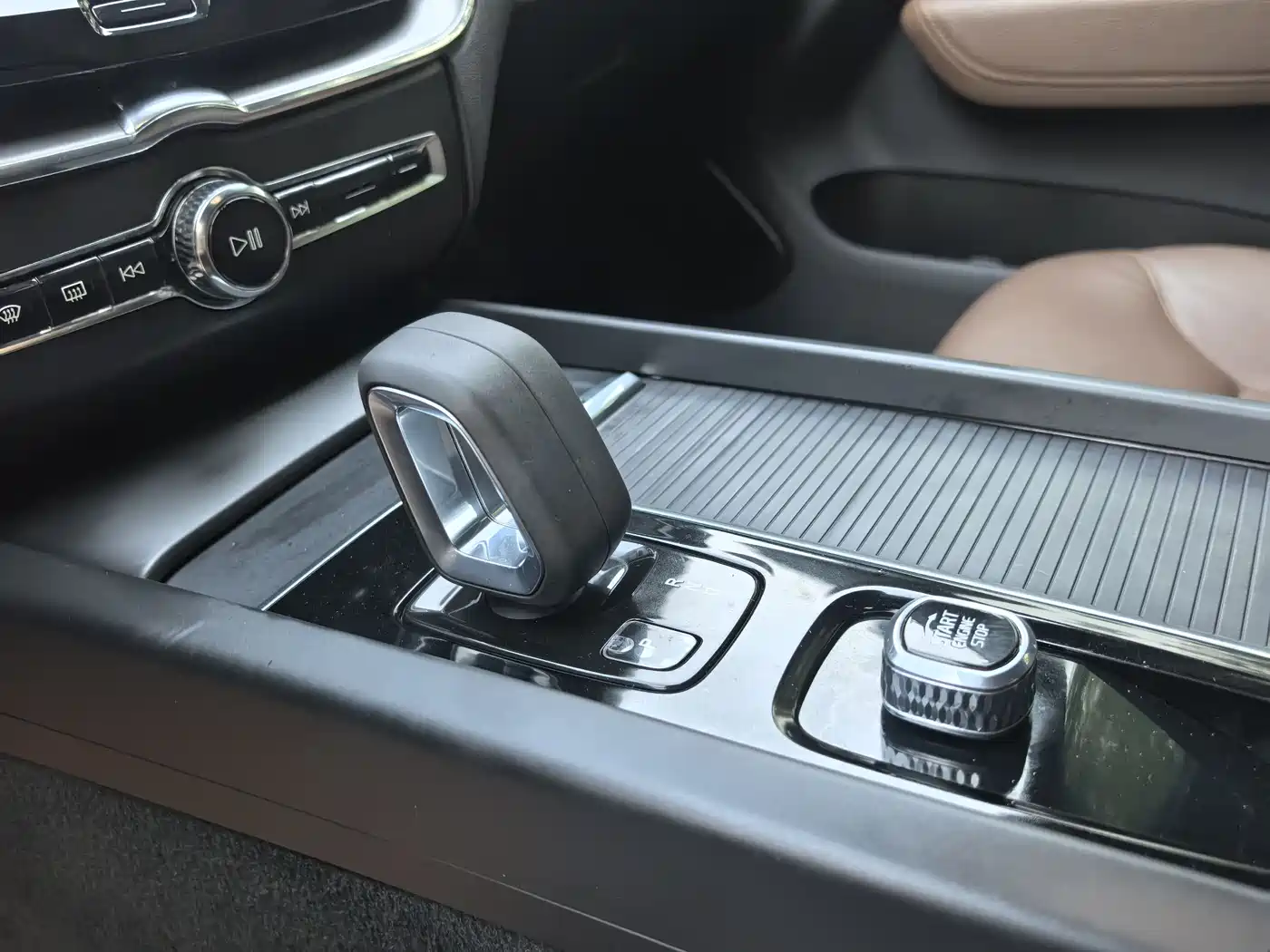 Фото 8 - Volvo XC60