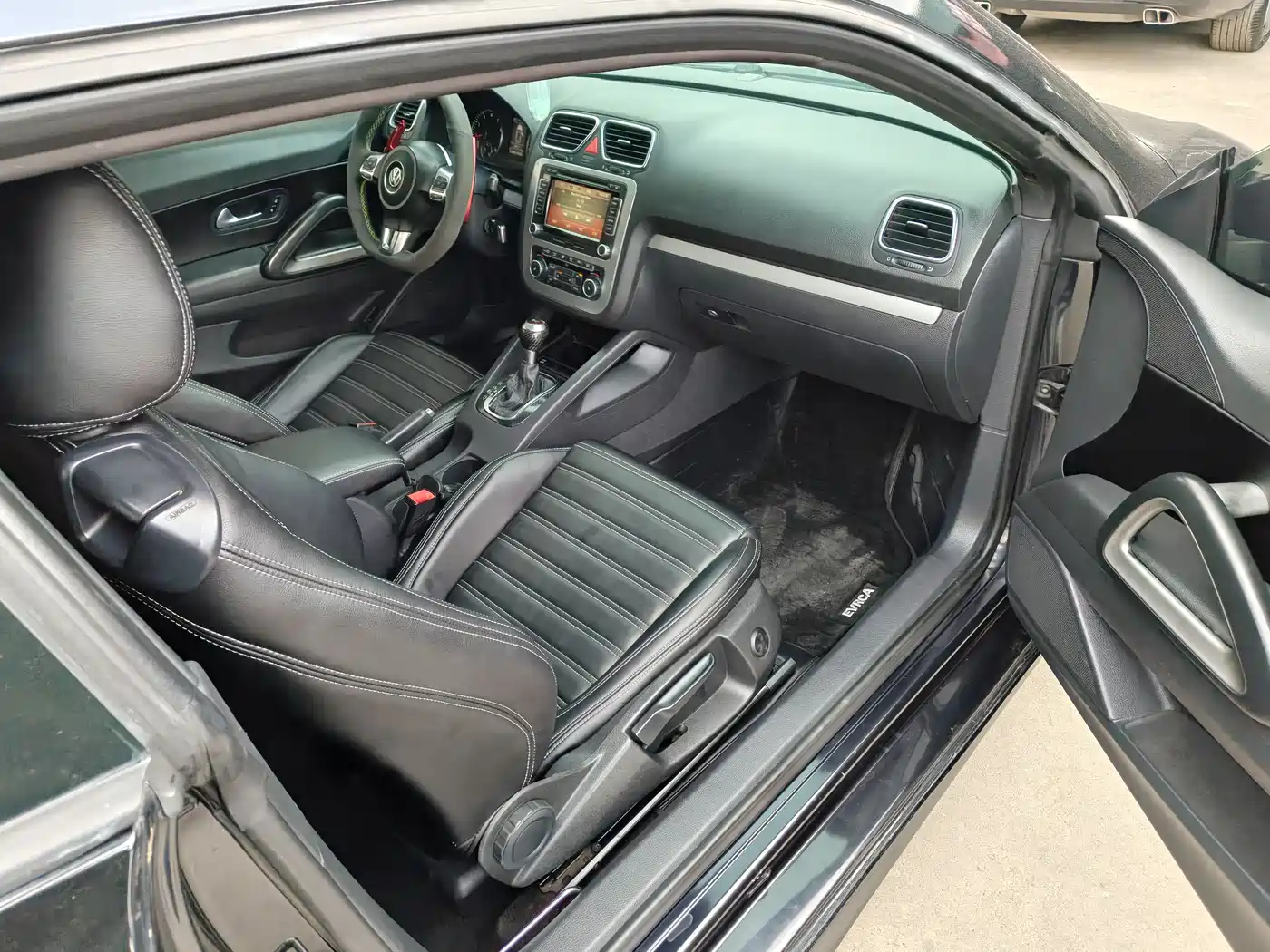 Volkswagen Scirocco 2010 2.0TSI Luxury Edition фото 47