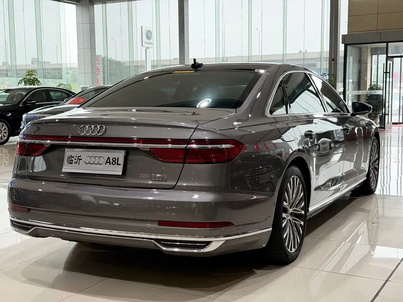 Фото 3 - Audi A8