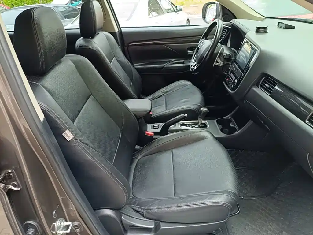Mitsubishi Outlander 2017 2016 2.4L 4WD Luxury Edition 7-seater