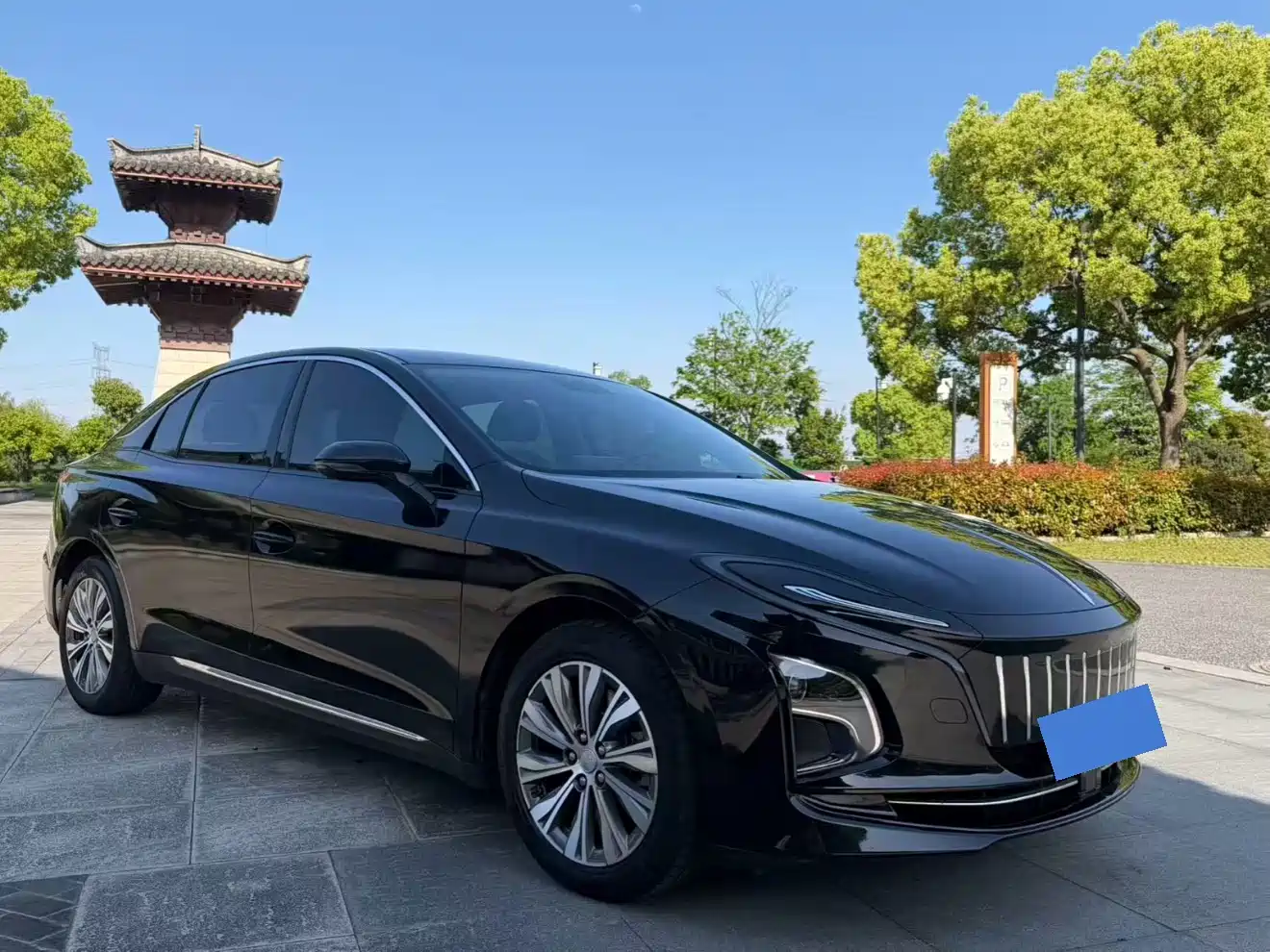 Hongqi E-QM5 2023 Facelift Basic Travel Edition фото 2