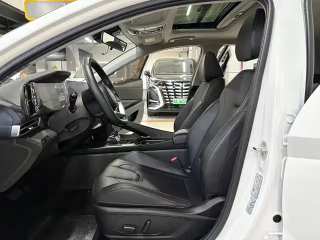 Hyundai Elantra 2022 1.5L CVT LUX Premium Edition — фото 5