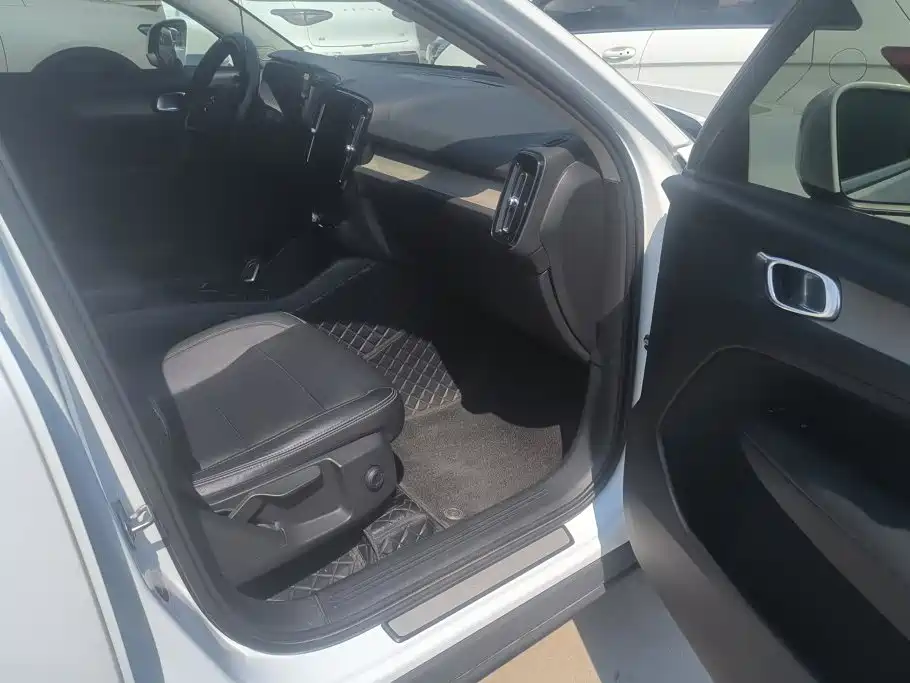 Photo 8 - Volvo XC40