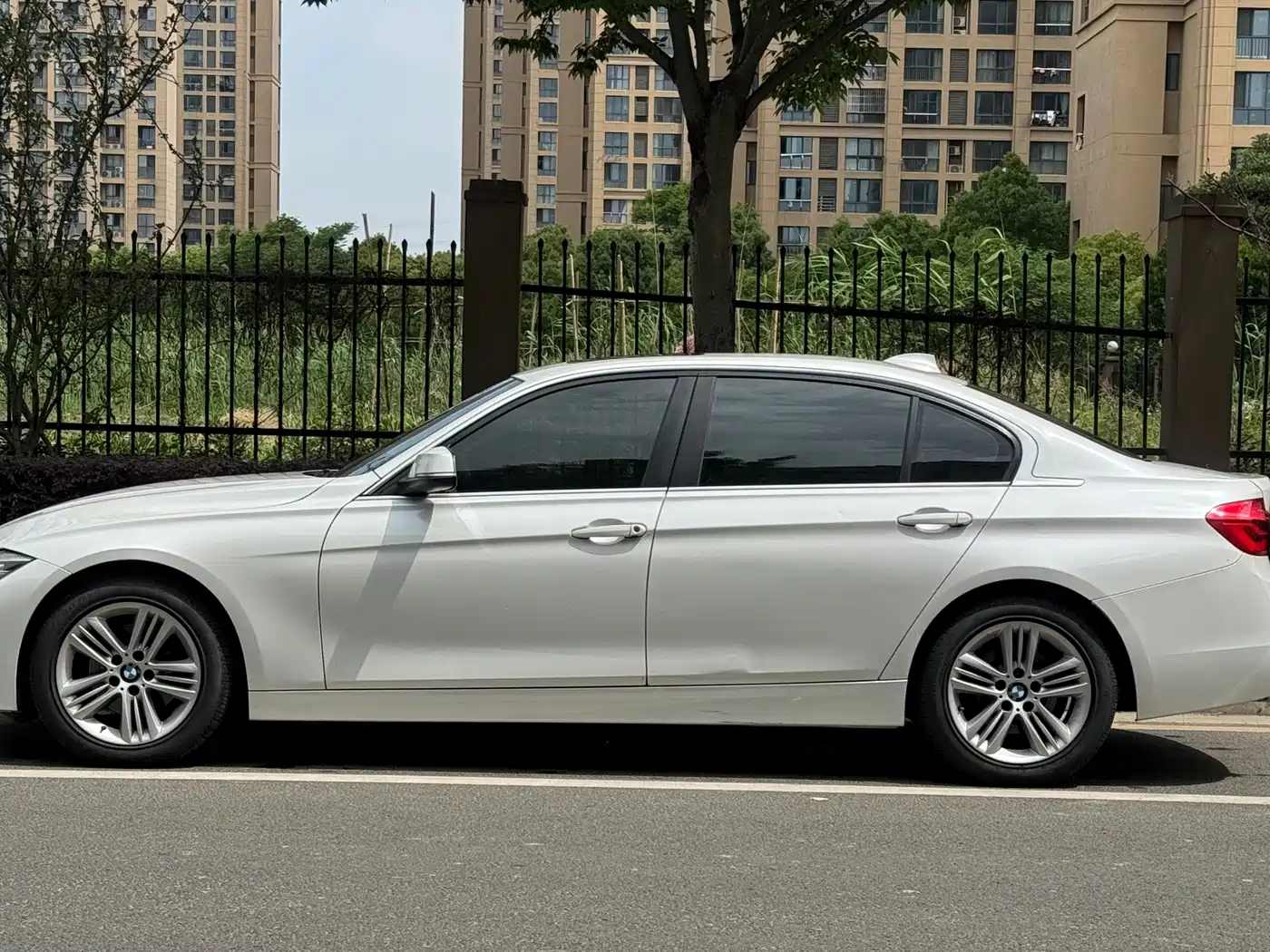BMW 3 Series 2018 318Li фото 4