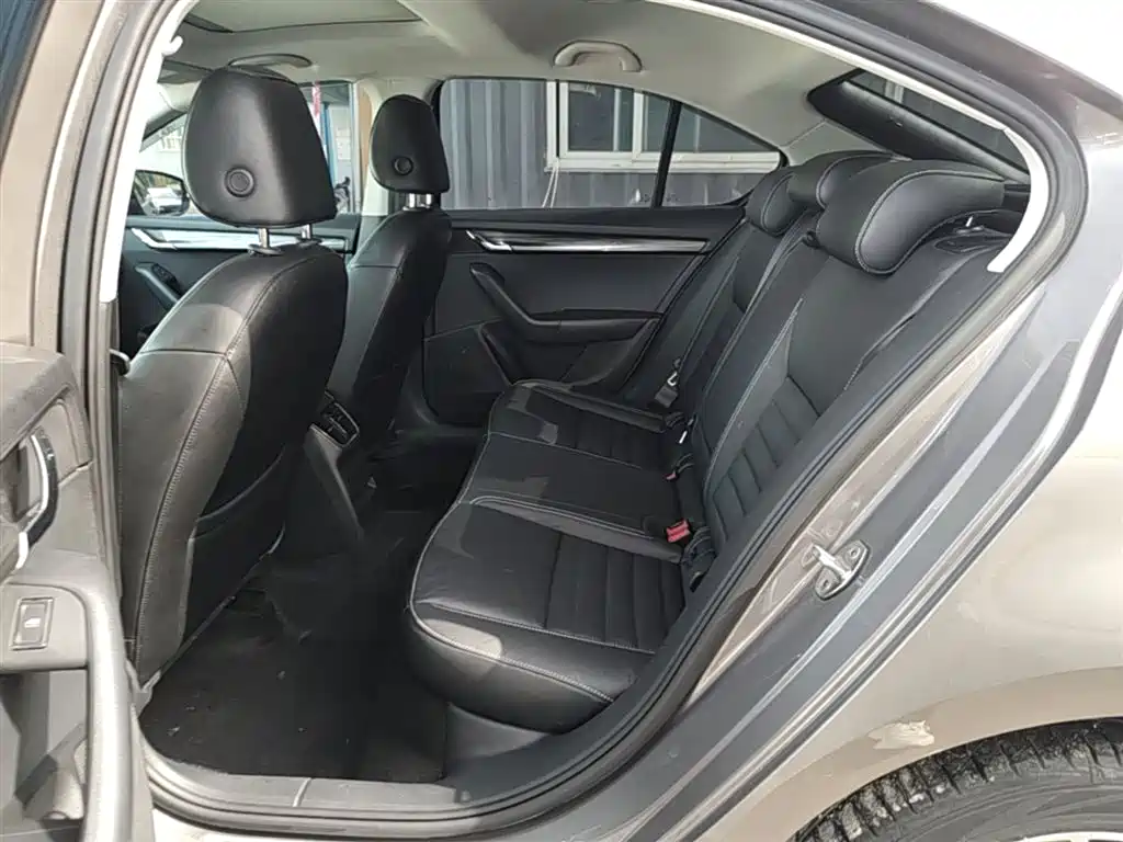 Škoda Octavia 2017 1.6L Automatic Smart Edition фото 17