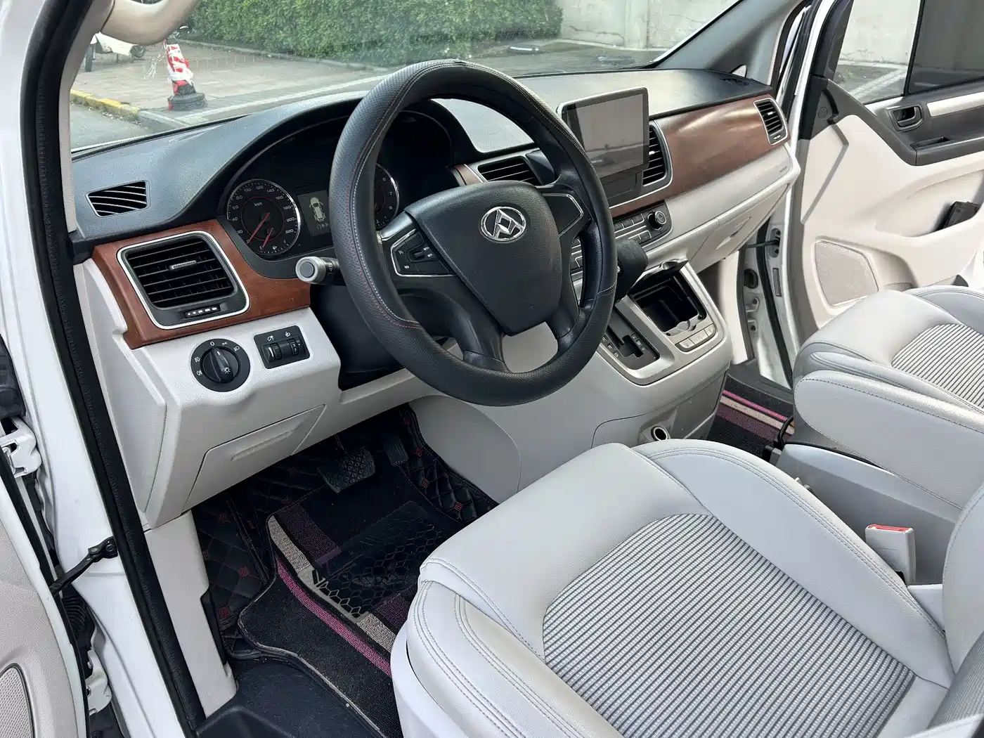 SAIC Maxus Maxus G10 2016 2.0T Automatic Executive Edition фото 9