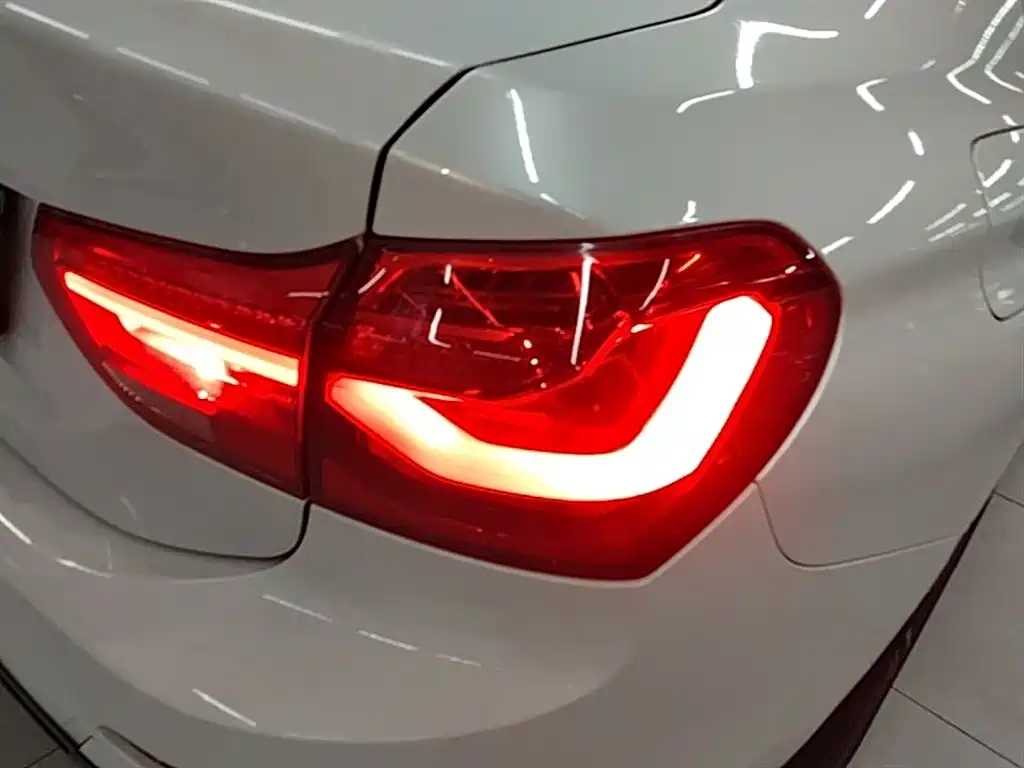 BMW 1 Series 2018 118i Sport Edition фото 8