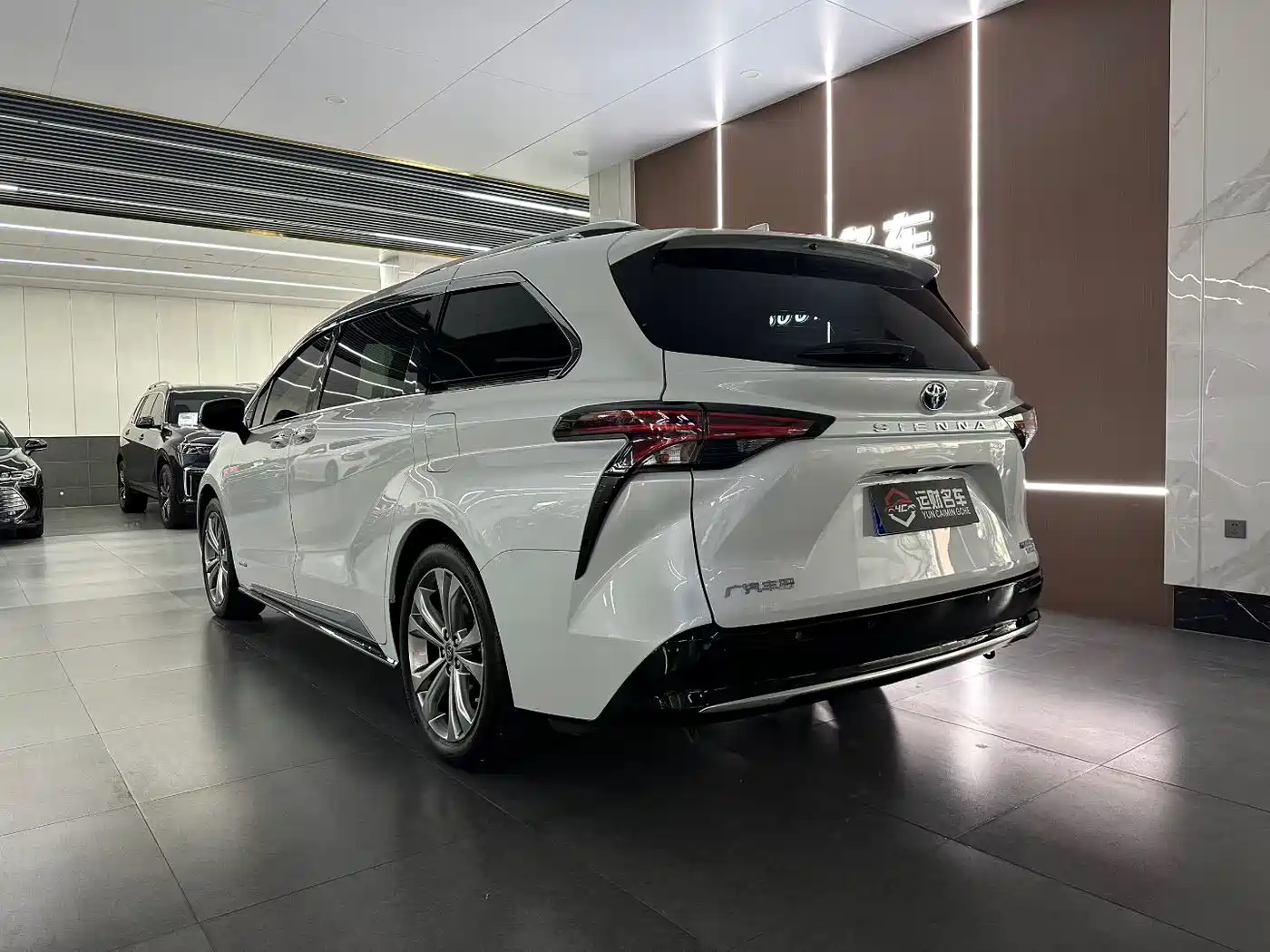 Toyota Sienna 2023 2.5L Hybrid Platinum Edition фото 7