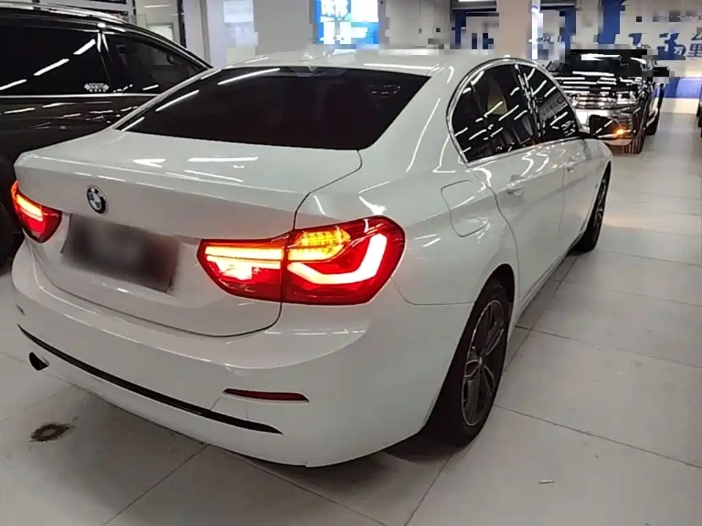 BMW 1 Series 2018 118i Sport Edition фото 7