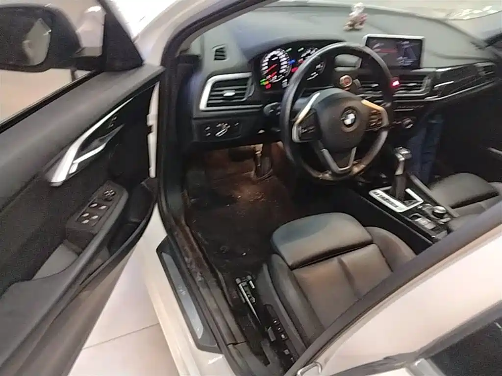 BMW 1 Series 2018 118i Sport Edition фото 16