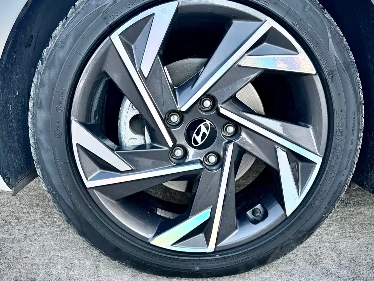 Hyundai Elantra 2023 Model 1.5L CVT LUX Premium Edition фото 9