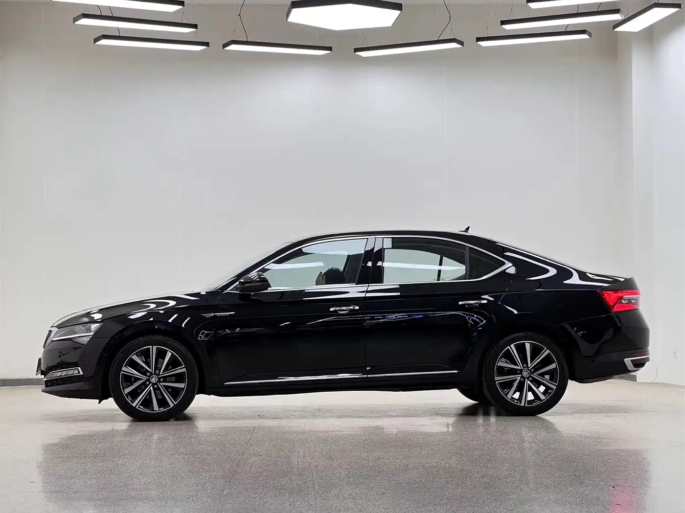 Škoda Superb 2025 Model TSI280 DSG Premium Edition фото 7
