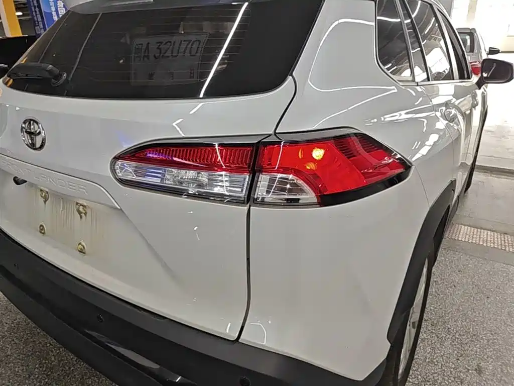 Toyota Frontlander 2023 2.0L CVT Elite Edition фото 8