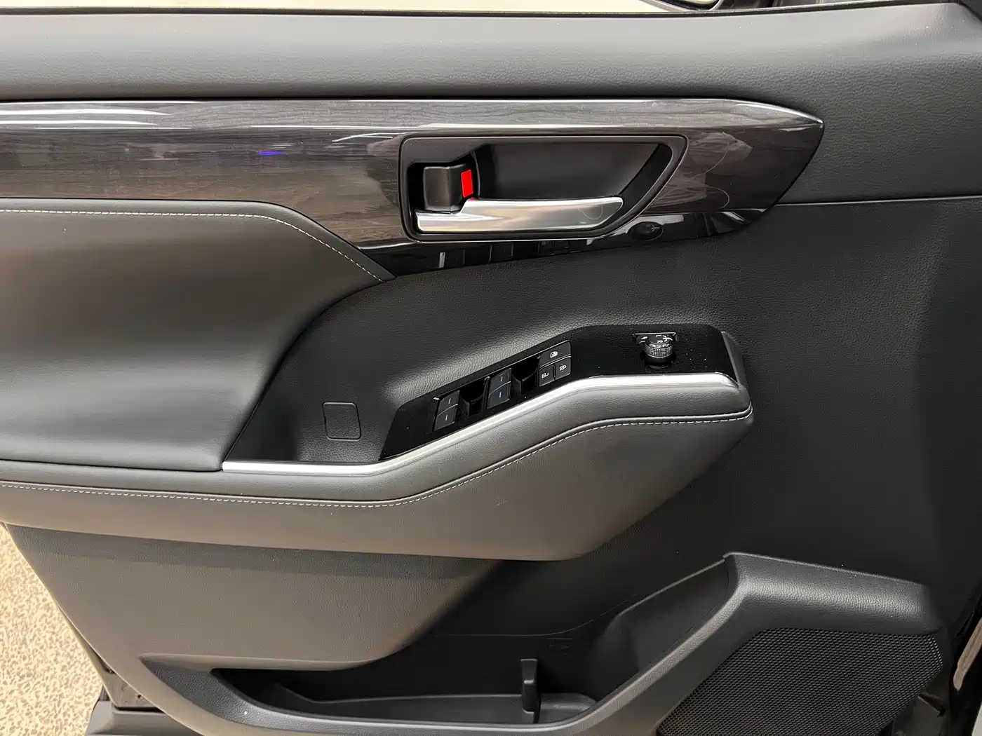 Toyota Crown Kluger 2023 2.5L HEV AWD Premium Edition фото 24
