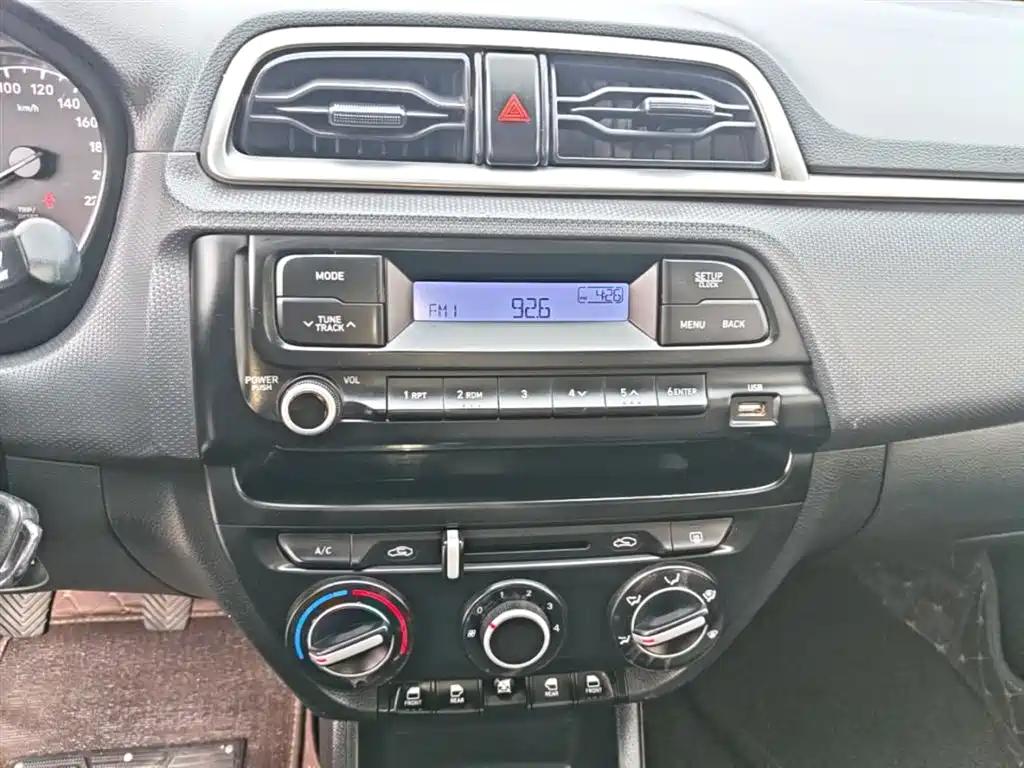 Hyundai Verna 2017 1.4L Manual Renewal Edition China VI фото 13