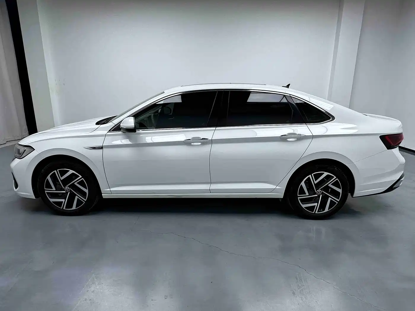 Volkswagen Sagitar 2023 Model Year 280TSI DSG Surpass Edition фото 17