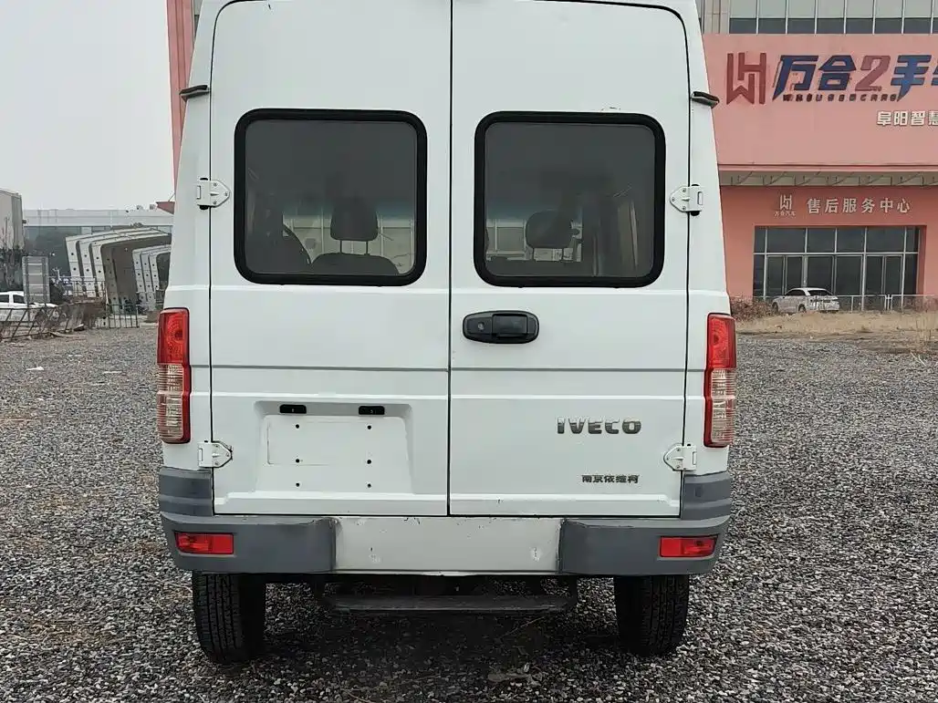 Iveco Daily 2019 2020 Model 2.5T A35 Bus Single-Tire Medium Roof 5-9 Seats with Side Sliding Door China V