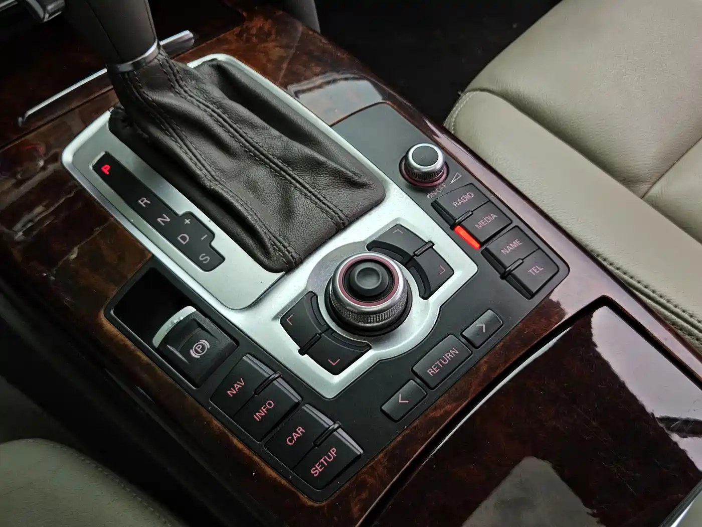 Фото 17 - Audi A6L
