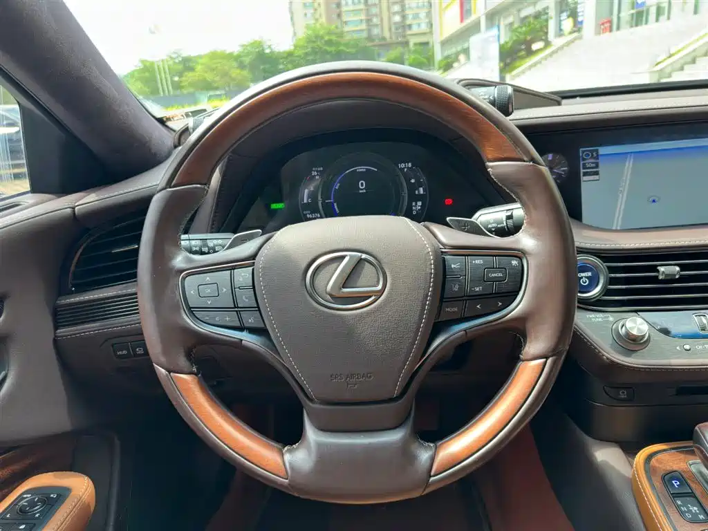 Lexus LS 2018 500h Executive Edition China V фото 19