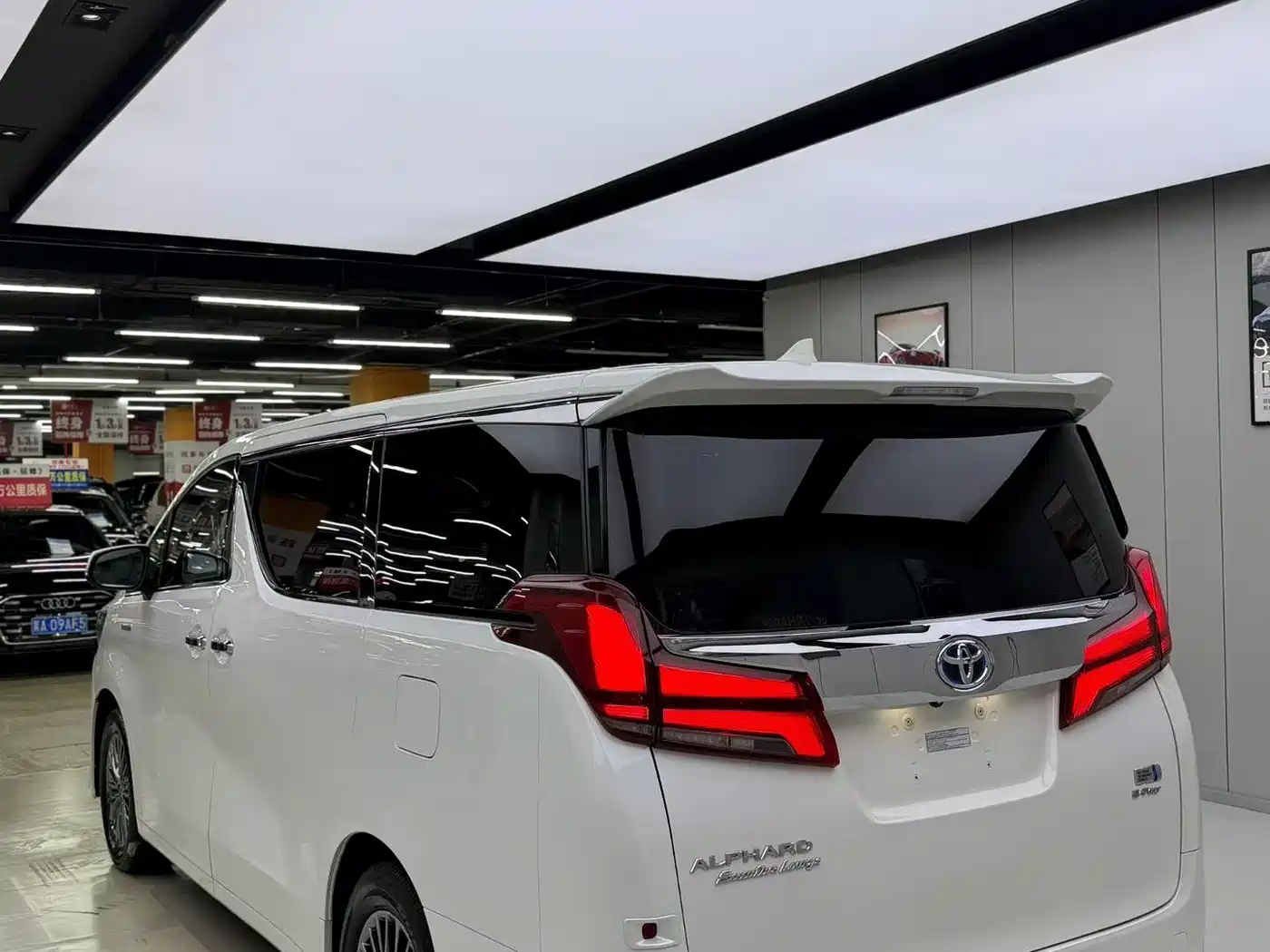Toyota Alphard 2021 Hybrid 2.5L Luxury фото 4