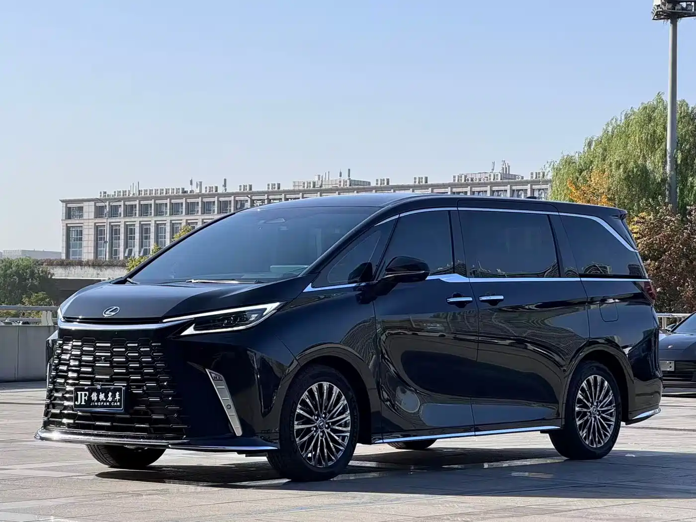 Lexus LM 2023 500h 6-Seater Prestige Edition фото 2