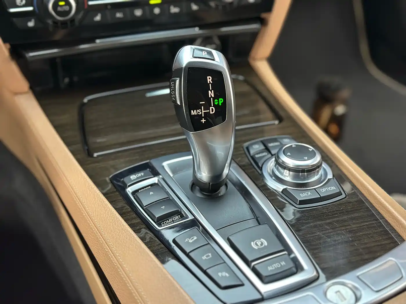BMW 7 Series 2011 750Li xDrive фото 15