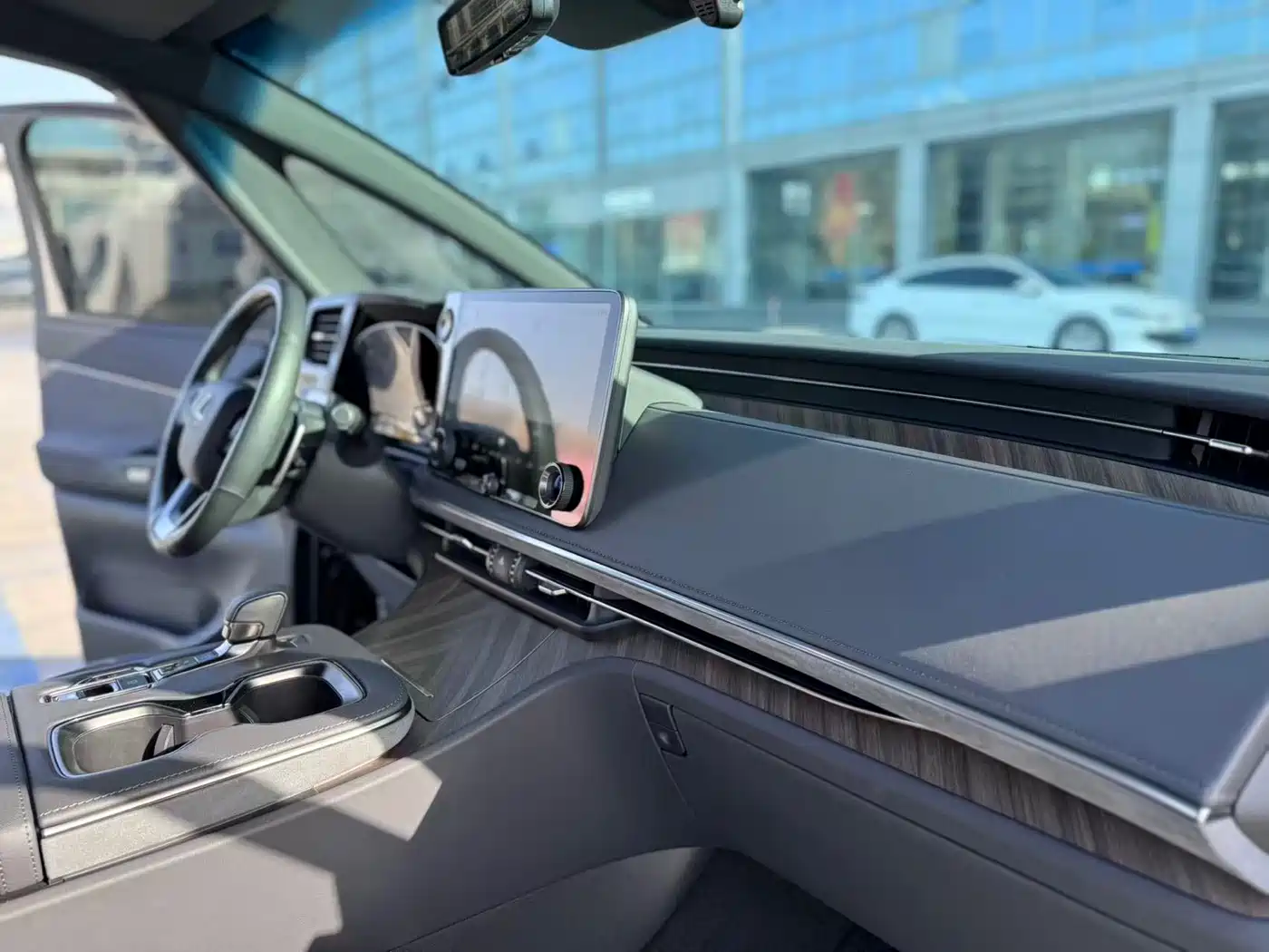 Lexus LM 2023 500h 6-Seater Prestige Edition фото 16