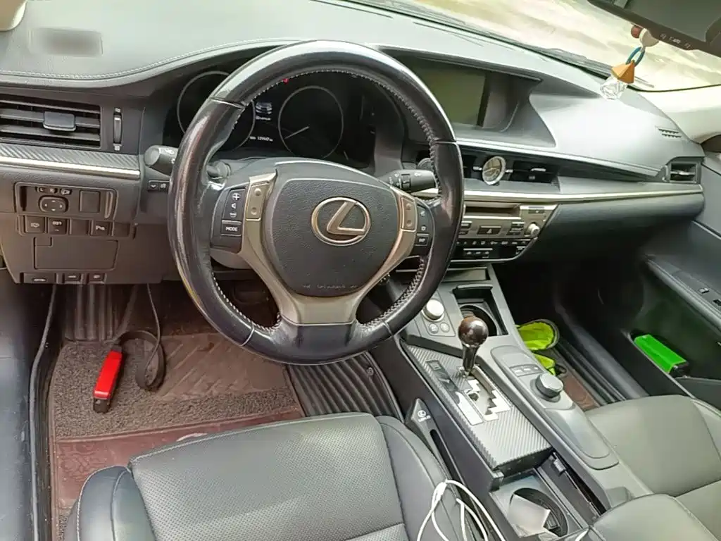 Фото 10 - Lexus ES