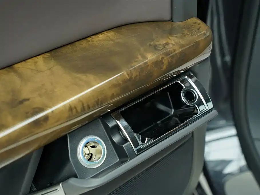 Volkswagen Phaeton 2012 4.2L Luxury Custom фото 19