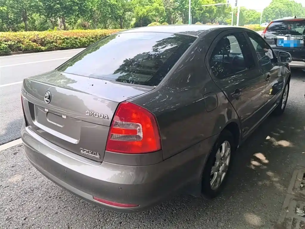 Škoda Octavia 2015 Classic 1.6L Automatic Elite Edition фото 7