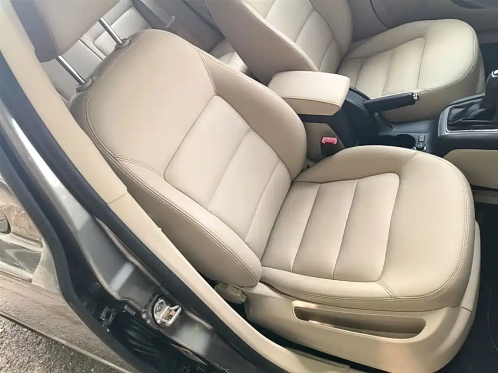 Škoda Octavia 2015 Classic 1.6L Automatic Elite Edition фото 25