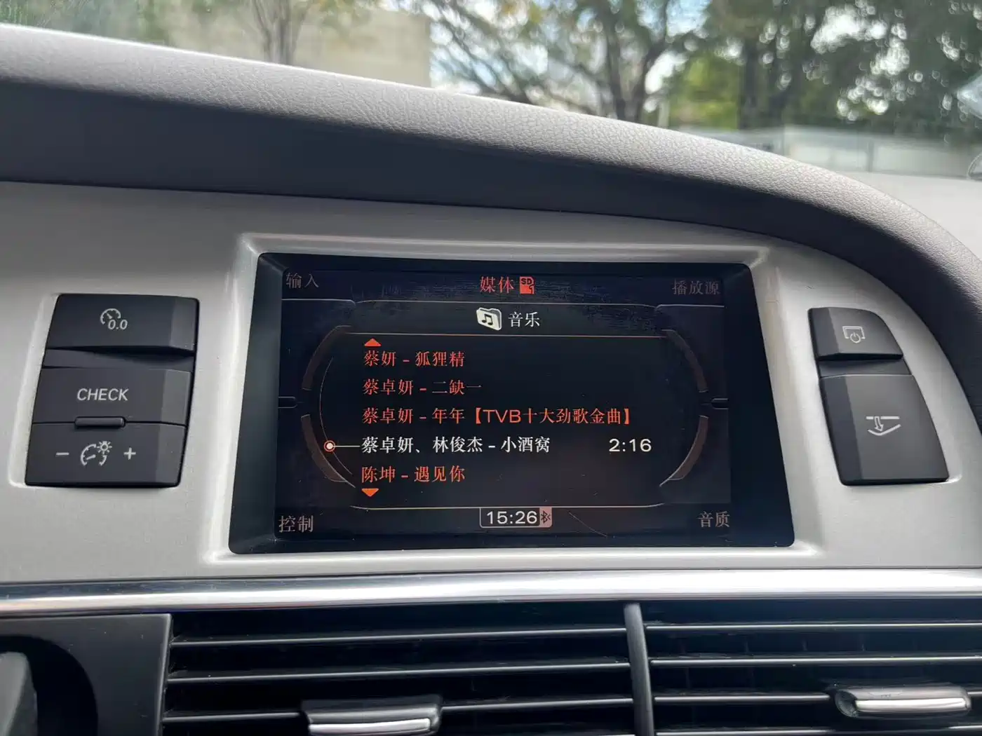 Audi A6L 2010 2.0 TFSI Automatic Standard фото 18