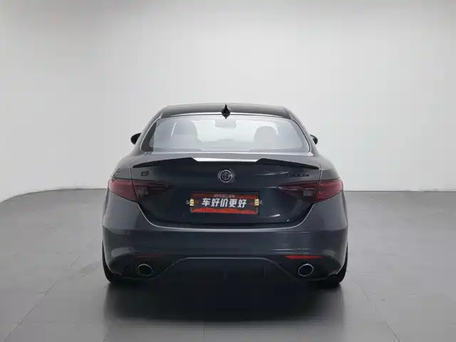 Alfa Romeo Giulia 2017 2.0T 200HP Luxury Edition — фото 4