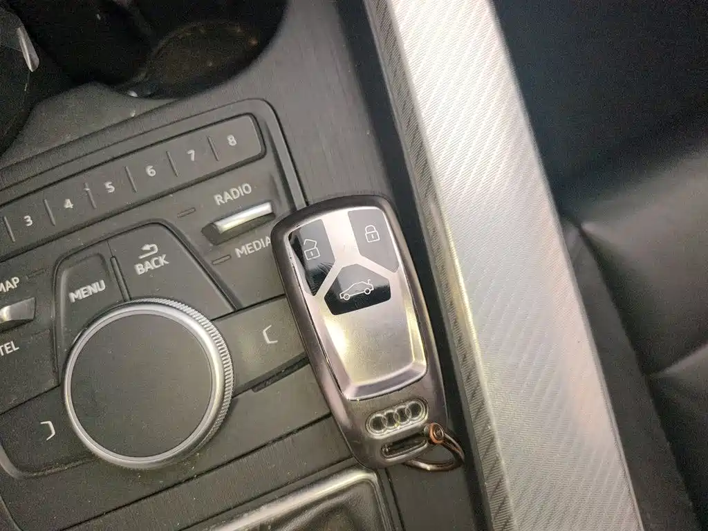 Фото 12 - Audi A4L