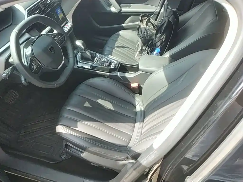 صورة 15 - Peugeot 408