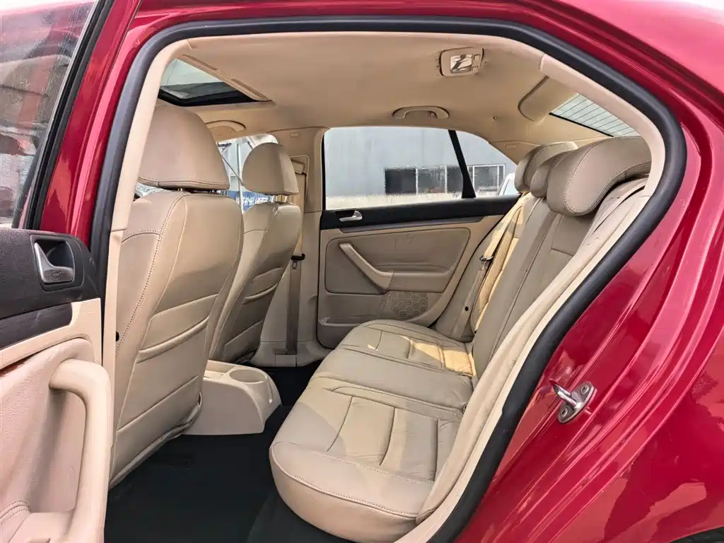 Volkswagen Sagitar 2011 1.6L Auto Comfort фото 11