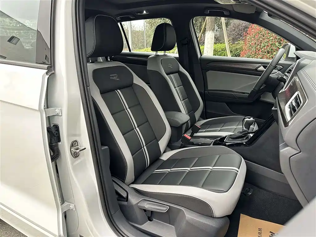 VOLKSWAGEN T-ROC EXPLORING SONGS