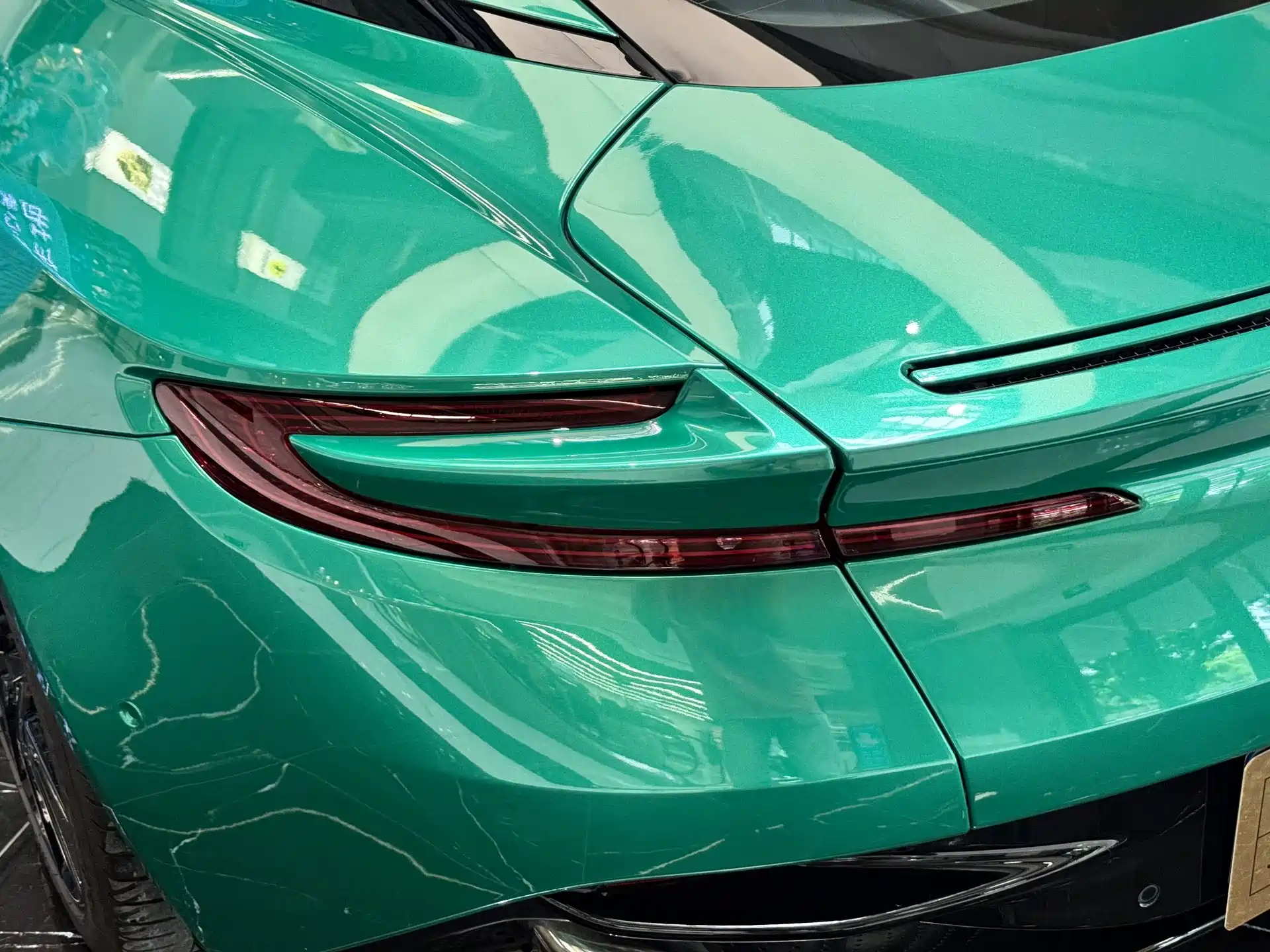Фото 29 - Aston Martin DB11