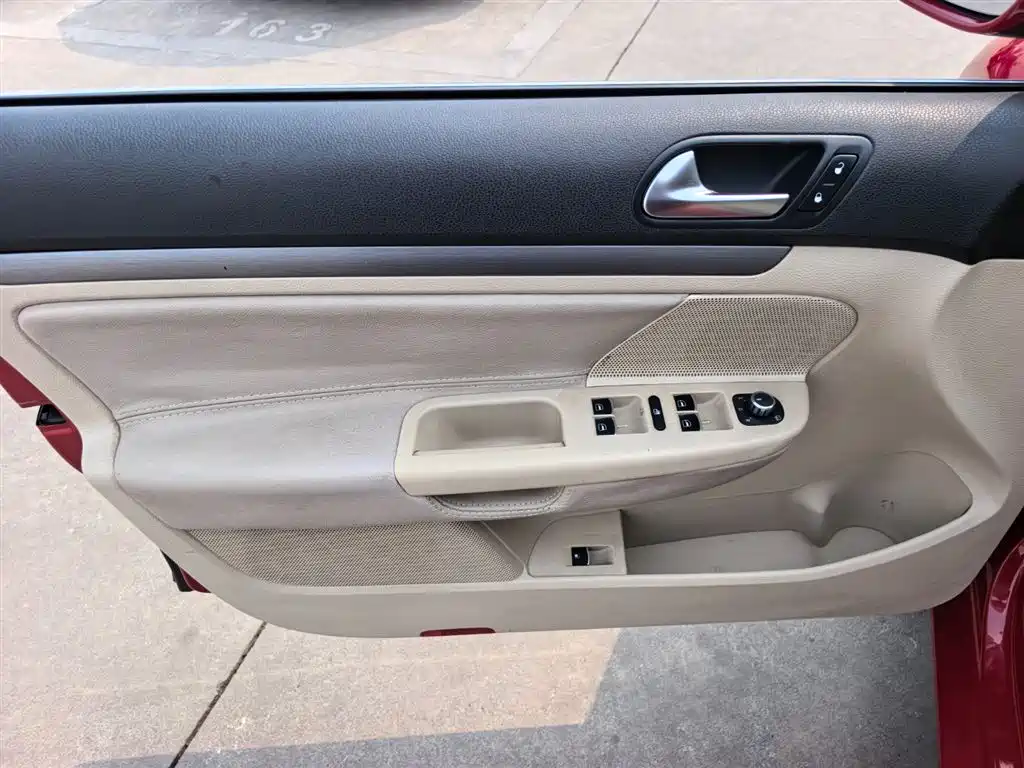 Volkswagen Sagitar 2011 1.6L Auto Comfort фото 9