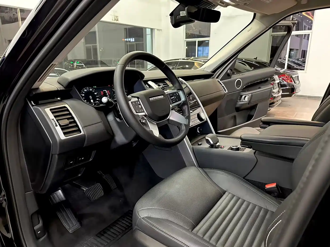 Land Rover Discovery 2023 360PS R-Dynamic S фото 6