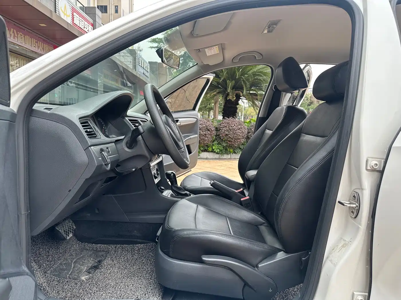 Volkswagen Lavida 2015 1.6L Automatic Trend Edition фото 6